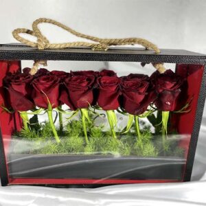 باکس گل کیفی 12شاخه گل رز سرخ