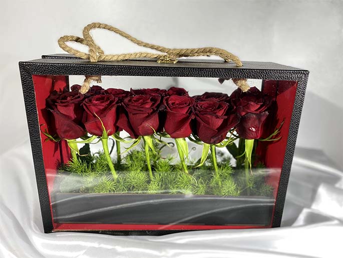 باکس گل کیفی 12شاخه گل رز سرخ