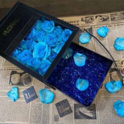 باکس گل کرکرهای سورپرایزی با گل رز آبی