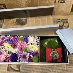 باکس گل نقره ای با درب پلکسی و گل‌های بهاری