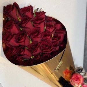 دسته گل رز سرخ و گلبهی در قیف طلایی