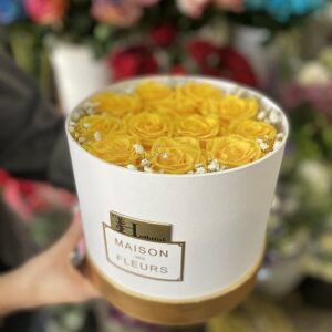 باکس گل سفید با ۱۲ شاخه گل رز طلایی