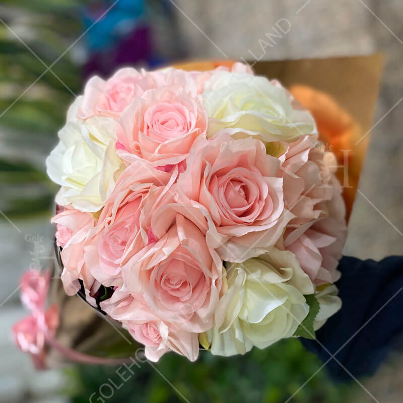 دسته گل قیفی با گل رز مصنوعی صورتی و سفید