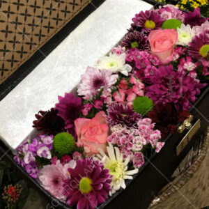 باکس گل صندوقچه با گل های داوودی و رز