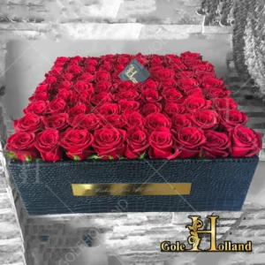 باکس گل چرمی شیک با گل رز سرخ رنگ