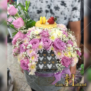 کیک با باکسِ گل‌های به رنگ یاسی آماندا