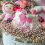 کیک و باکس گل تولد با گل‌ها و عروسک صورتی