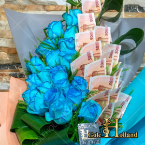 دسته گل زیبا با گل‌های رز آبی با تزیین پول