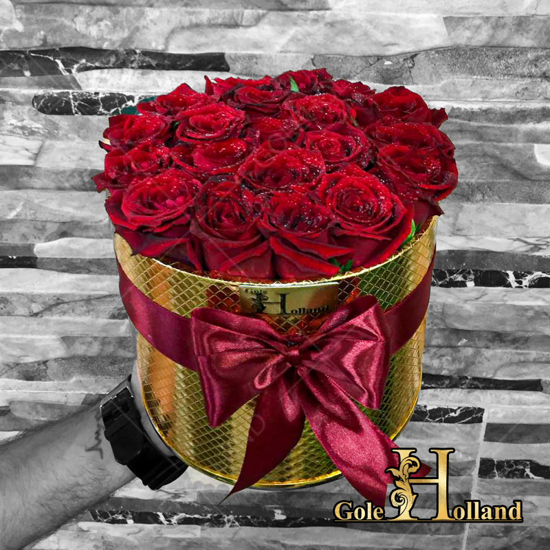 باکس گل گرد طلایی با گل رز قرمز و پاپیون