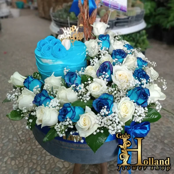 گل رز آبی و سفید با کیک تولد تم آبی سفید