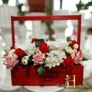 باکس چوبی دسته‌دار با گل مصنوعی سفید و قرمز