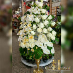 جام طلایی گل رز سفید و گل آنتوریوم سفید