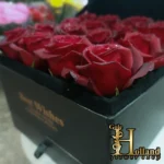باکس گل سورپرایزی مشکی با گل رز قرمز