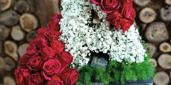 باکس گل خاص با گل رز و ژیپسوفیلا