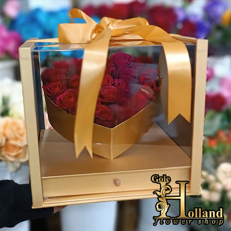 باکس گل طلایی رز قرمز لاکچری با محفظه پلکسی