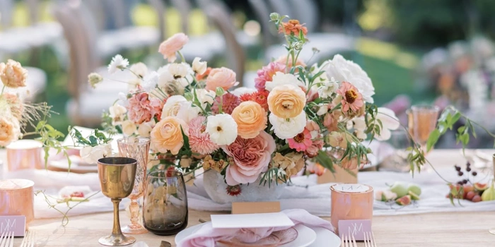 انتخاب گل‌های رنگی مناسب برای میز عروسی