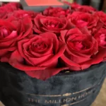 باکس گل با شاخه گل‌های رز قرمز و سرخ