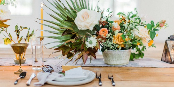تزیین میز با گل طبیعی و تزیینات مختلف