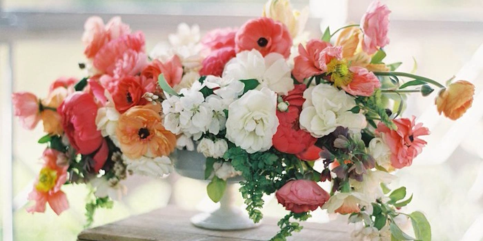 تزیین میز با گل‌های مصنوعی سفید و سرخآبی