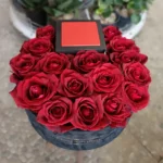 نمای بالایی باکس گل مشکی با رز قرمز