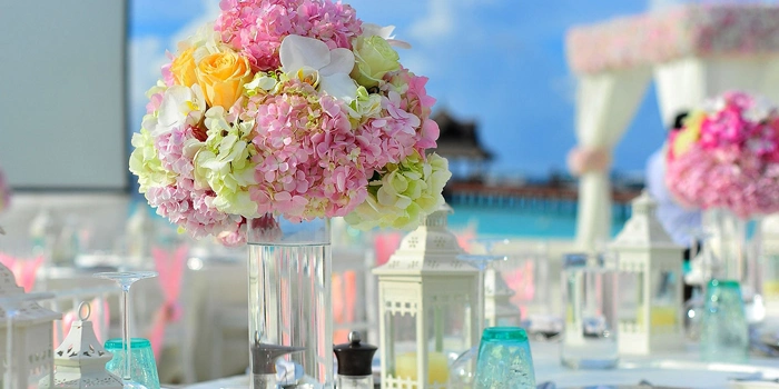 گلدان طبیعی رنگی برای میز عروسی