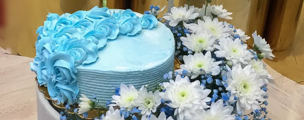 باکس-گل-با-کیک-تولد-تم-آبی-و-سفید-گل-داوودی
