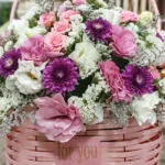 سبد گل صورتی با گل لیسیانتوس و شکوفه عروس