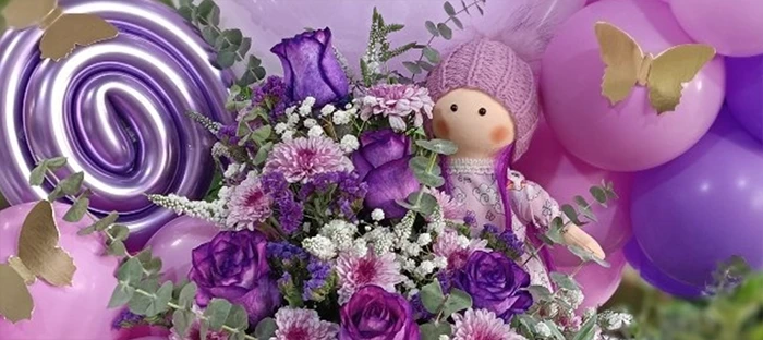 باکس گل تولد نوزاد – مدل Mahoora با عروسک و بادکنک