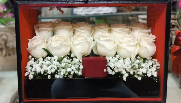 باکس گل هدیه با گل رز سفید