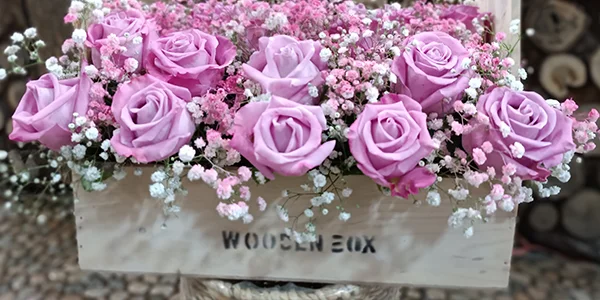 باکس گل چوبی همراه گل‌های زیبا