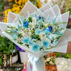 دسته گل سفید و آبی طبیعی رز و ژیپسوفیلا
